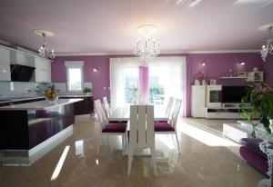 Η κουζίνα ή μικρή κουζίνα στο Family friendly house with a swimming pool Solin, Split - 15525