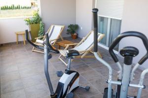 pokój z 2 rowerami treningowymi i krzesłami w obiekcie Family friendly house with a swimming pool Kastel Stari, Kastela - 15531 w mieście Kaštela