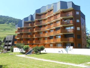een gebouw met balkons aan de zijkant bij Appartement Les Deux Alpes, 2 pièces, 6 personnes - FR-1-516-182 in Les Deux Alpes