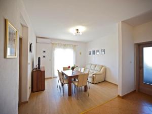 a living room with a table and a couch at Apartments with a parking space Gornje selo, Solta - 15545 in Grohote