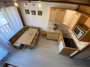een keuken met een tafel bij Appartement 2 pièces avec mezzanine près des pistes - 6 personnes - FR-1-815-81 in Morillon