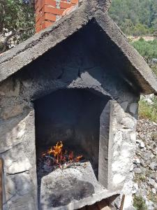 Un horno de piedra con fuego. en Secluded fisherman's cottage Cove Lucica, Hvar - 15546 en Gdinj