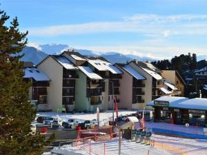 un gruppo di edifici con tetti ricoperti di neve di Studio Bolquère-Pyrénées 2000, 1 pièce, 4 personnes - FR-1-592-44 a Font-Romeu