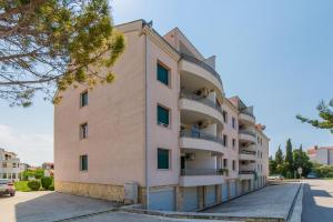 un immeuble avec balcon dans une rue dans l'établissement Apartments with a parking space Kastel Gomilica, Kastela - 15563, à Kaštela