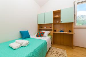 een kleine slaapkamer met 2 bedden en een raam bij Apartments with a parking space Kastel Gomilica, Kastela - 15563 in Kaštela