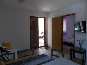 Fotografia z galérie ubytovania Apartments by the sea Rogoznica - 15566 v Rogoznici