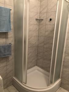 W łazience znajduje się prysznic ze szklanymi drzwiami. w obiekcie Apartments by the sea Senj - 15578 w mieście Senj