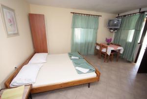 Galeriebild der Unterkunft Family friendly apartments with a swimming pool Trpanj, Peljesac - 15603 in Trpanj + 22 Fotos