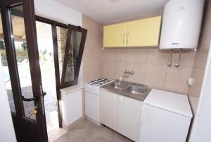 Galeriebild der Unterkunft Family friendly apartments with a swimming pool Trpanj, Peljesac - 15603 in Trpanj