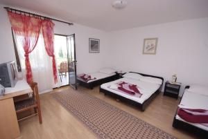 Galeriebild der Unterkunft Family friendly apartments with a swimming pool Trpanj, Peljesac - 15603 in Trpanj