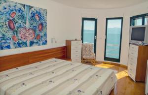 TV a/nebo společenská místnost v ubytování Seaside holiday house Zaostrog, Makarska - 15623