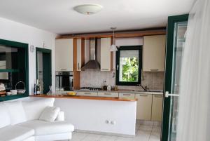 Kuchyň nebo kuchyňský kout v ubytování Seaside holiday house Zaostrog, Makarska - 15623