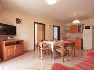 Kuchyň nebo kuchyňský kout v ubytování Apartments by the sea Srima - Vodice, Vodice - 15621
