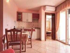 Kuchyň nebo kuchyňský kout v ubytování Apartments by the sea Srima - Vodice, Vodice - 15621