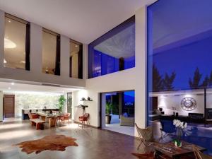 エステポナにあるContemporary Villa, Golf La Alquería, Benahavis, Marbellaの青い壁のリビングルーム、ダイニングルーム