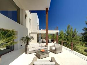 エステポナにあるContemporary Villa, Golf La Alquería, Benahavis, Marbellaのパティオ(ソファ2台、テーブル、椅子付)
