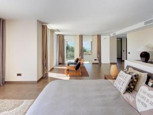 エステポナにあるContemporary Villa, Golf La Alquería, Benahavis, Marbellaのリビングルーム(大型ベッド1台、ソファ付)