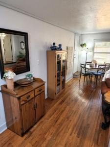 een woonkamer met een tafel en een spiegel bij Cozy Hideaway in the Duck Pond area of Gainesville in Gainesville
