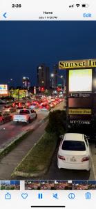 un coche aparcado en un estacionamiento por la noche en Sunset Inn en Niagara Falls