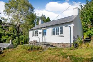 une maison blanche au sommet d'une colline dans l'établissement Penlan, à Beddgelert