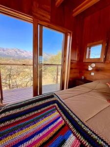 Postel nebo postele na pokoji v ubytování Mandala Tiny House, Traslasierra.