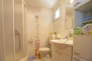 Apartments by the sea Okrug Donji, Ciovo - 15655 tesisinde bir banyo