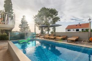 Bazén v ubytovaní Family-friendly apartments with swimming pools Sutivan, Brac - 15665 alebo v jeho blízkosti