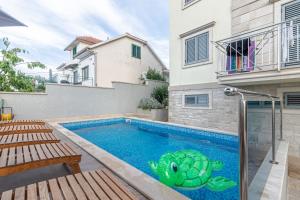 Bazén v ubytovaní Family-friendly apartments with swimming pools Sutivan, Brac - 15665 alebo v jeho blízkosti