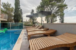 Bazén v ubytovaní Family-friendly apartments with swimming pools Sutivan, Brac - 15665 alebo v jeho blízkosti