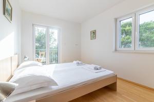 Posteľ alebo postele v izbe v ubytovaní Family-friendly apartments with swimming pools Sutivan, Brac - 15665