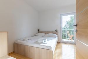 Posteľ alebo postele v izbe v ubytovaní Family-friendly apartments with swimming pools Sutivan, Brac - 15665