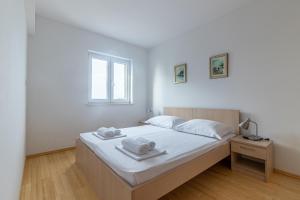 Posteľ alebo postele v izbe v ubytovaní Family-friendly apartments with swimming pools Sutivan, Brac - 15665
