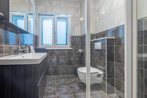 Kúpeľňa v ubytovaní Family-friendly apartments with swimming pools Sutivan, Brac - 15665