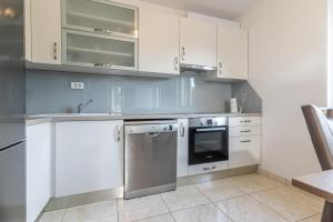 Kuchyňa alebo kuchynka v ubytovaní Family-friendly apartments with swimming pools Sutivan, Brac - 15665