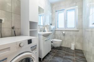 Kúpeľňa v ubytovaní Family-friendly apartments with swimming pools Sutivan, Brac - 15665