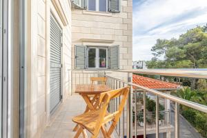 Balkón alebo terasa v ubytovaní Family-friendly apartments with swimming pools Sutivan, Brac - 15665