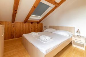 Posteľ alebo postele v izbe v ubytovaní Family-friendly apartments with swimming pools Sutivan, Brac - 15665 + 31 fotografií