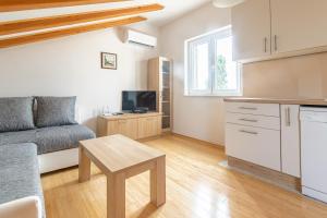 Kuchyňa alebo kuchynka v ubytovaní Family-friendly apartments with swimming pools Sutivan, Brac - 15665