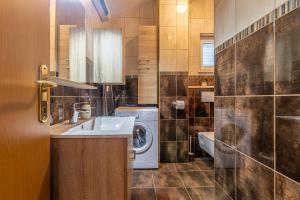 Kúpeľňa v ubytovaní Family-friendly apartments with swimming pools Sutivan, Brac - 15665