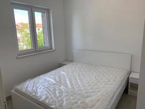 Posteľ alebo postele v izbe v ubytovaní Family-friendly apartments with swimming pools Sutivan, Brac - 15665
