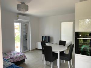 Posedenie v ubytovaní Family-friendly apartments with swimming pools Sutivan, Brac - 15665
