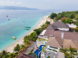 - une vue aérienne sur la plage et les maisons dans l'établissement The Beach House Resort, à Gili Trawangan