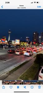 con vistas a una concurrida calle por la noche con coches en Sunset Inn, en Niagara Falls