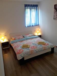 ein Schlafzimmer mit einem Bett mit zwei Nachttischen in der Unterkunft Apartments with a parking space Cres - 15672 in Cres