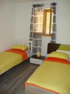 1 Schlafzimmer mit 2 Betten und einem Fenster in der Unterkunft Apartments with a parking space Cres - 15672 in Cres