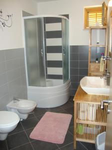 ein Badezimmer mit 2 WCs, einer Dusche und einem Waschbecken in der Unterkunft Apartments with a parking space Cres - 15672 in Cres