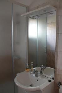 Kúpeľňa v ubytovaní Studio Brodarica 15708b