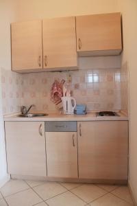 Kuchyňa alebo kuchynka v ubytovaní Studio Brodarica 15708b + 7 fotografií