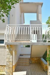 eine Treppe, die zu einem Haus mit Balkon führt in der Unterkunft Apartments with a parking space Smrika, Kraljevica - 15709 in Šmrika