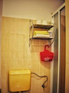 La salle de bains est pourvue de toilettes jaunes. dans l'établissement Apartments with a parking space Smrika, Kraljevica - 15709, à Šmrika